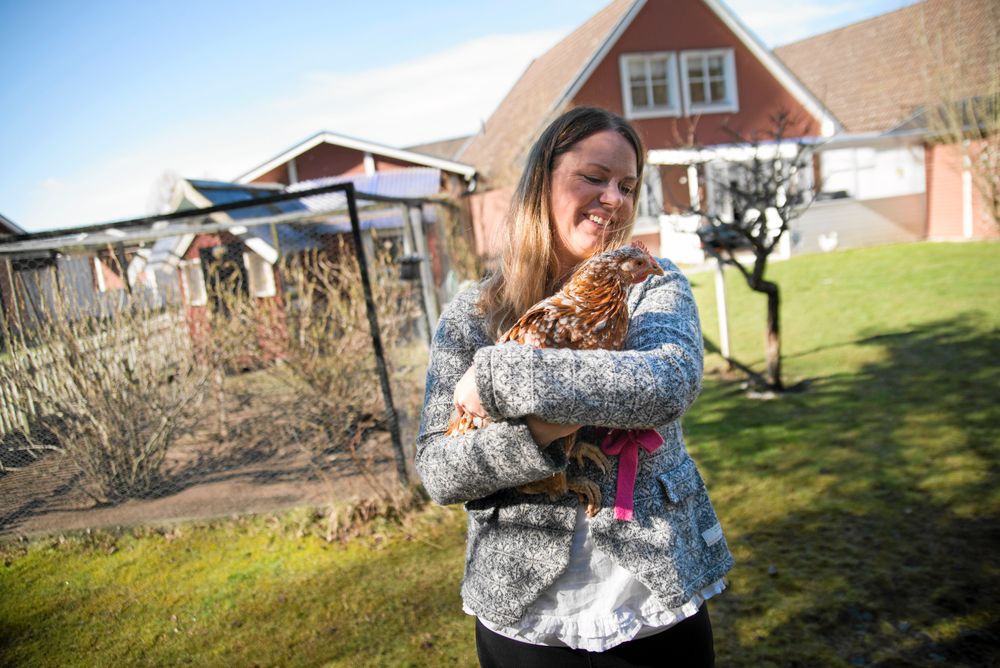Camilla brinner för djurens väl och lyckas alltid få med sig skadade och övergivna djur hem. Efter en sommar på ett värperi i ungdomen bestämde sig Camilla för att bli självförsörjande på ägg så snart hon hade möjlighet.
