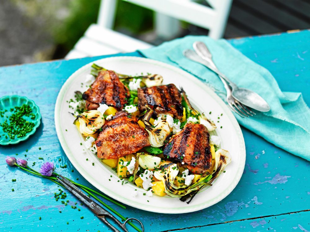 Grillade kycklinglår med en sallad på gulbetor och sockerärtor lämna ingen besviken.