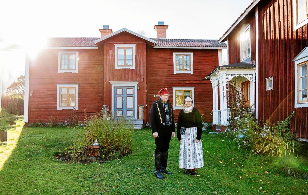 Lennart Östningsgård och Mona Rosenqvist framför sitt soldattorp i Alfta.