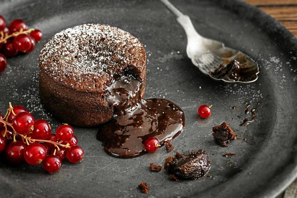 Imponera med en underbart god varm chokladbakelse till dessert.