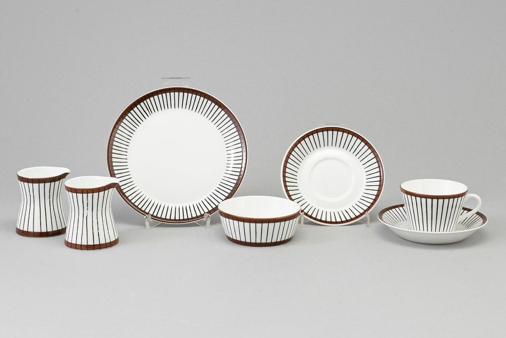 ”Spisa ribb”, Gustavsberg. Formgivare: Stig Lindberg, i produktion 1955-1974. 55 servisdelar. Slutpris: 8 700 kronor.