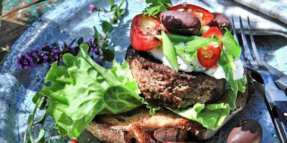 Lammburgare med grillade äpplen och getost