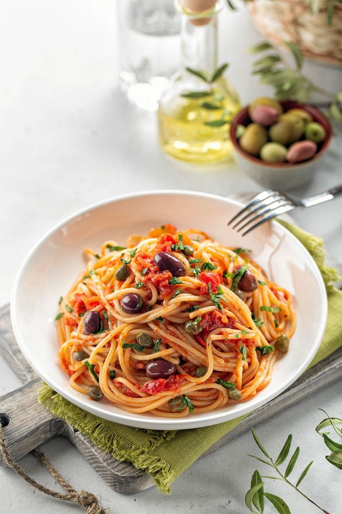 Pasta puttanesca på tallrik.