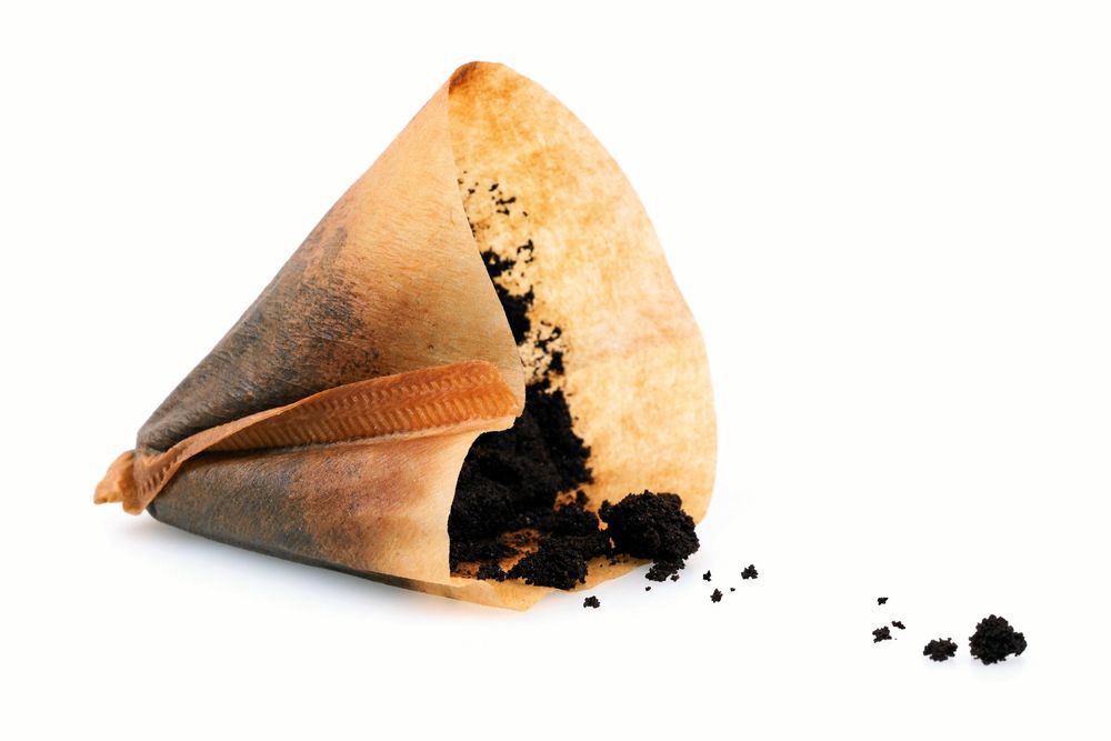 Använt kaffefilter med kaffesump i.