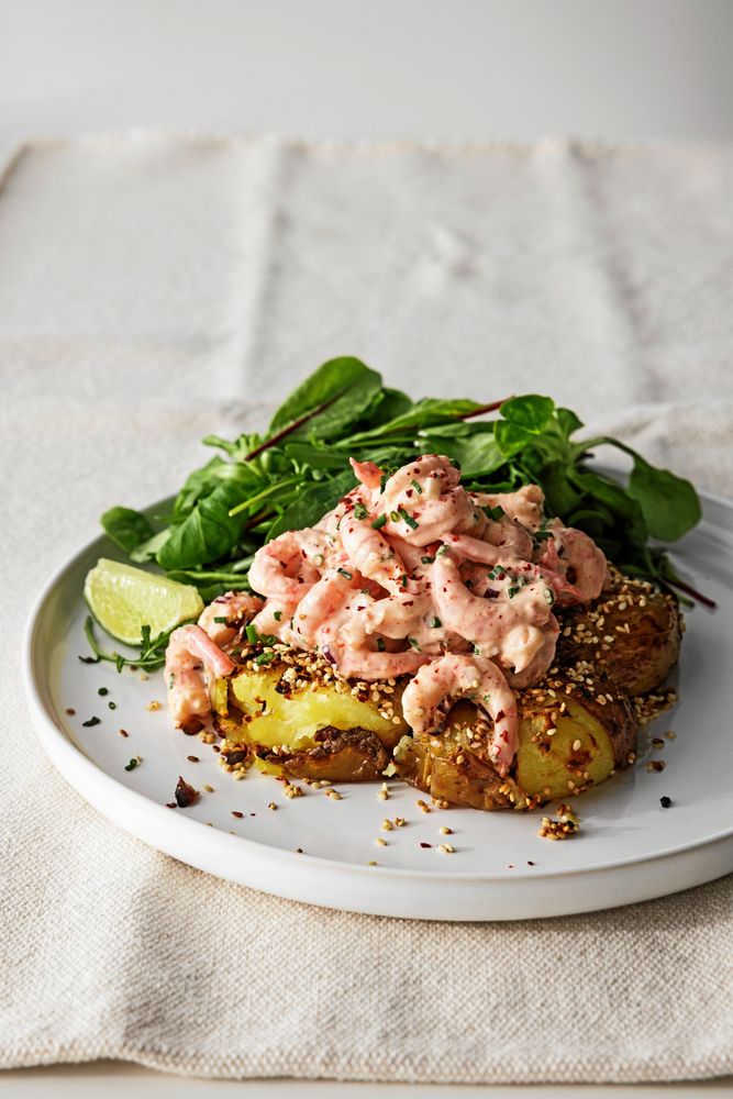 Krossad sesampotatis med asiatisk skagenröra på tallrik.