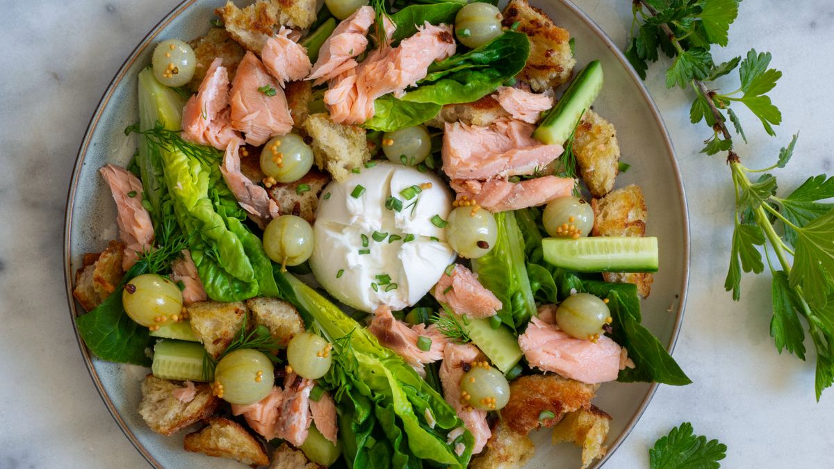 Sallad med picklade krusbär och rökt lax