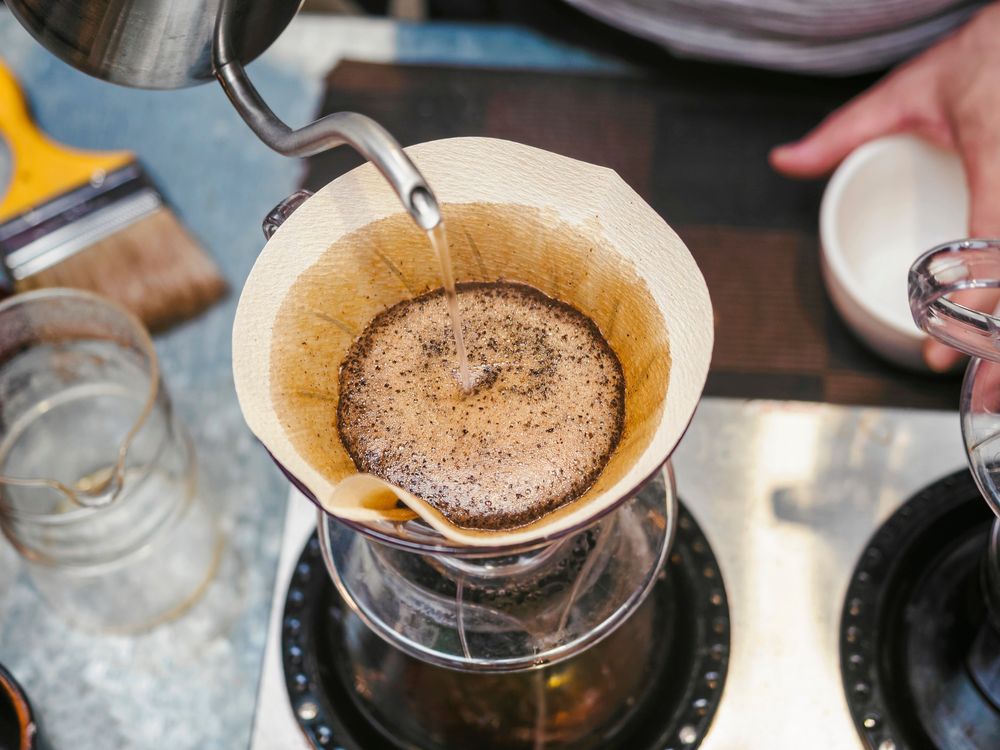 Häll långsamt och se till att vattnet även rinner på kaffet längs kanterna.