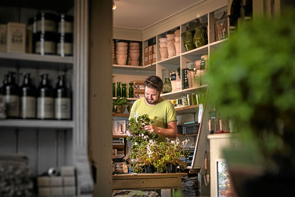 BLOMMOR I EVIGHET. Trädgårdsmästaren André upphör aldrig att sköta om sina växter. Foto: Göran Thorén