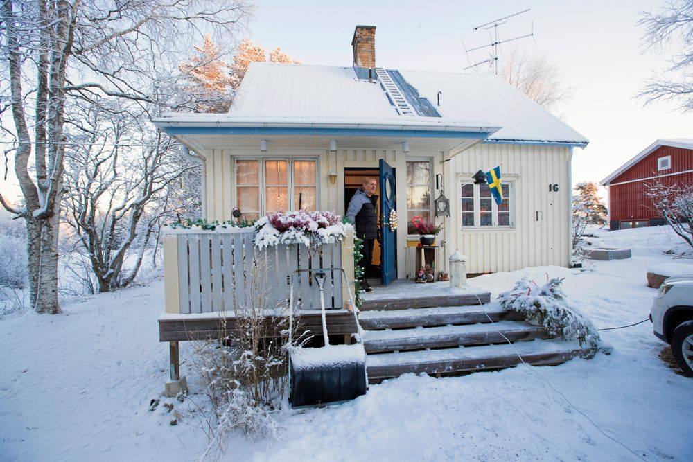 I sitt hus i Gunnarsbyn lever han ett lugnt liv med närhet till naturen och grannarna.