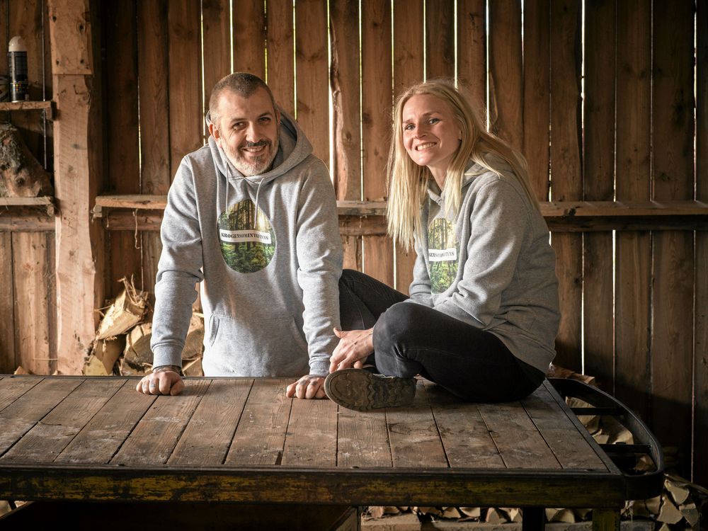 Davide och Sandra Lindqvist i sin lada på Folketorps gård i södra Närke.