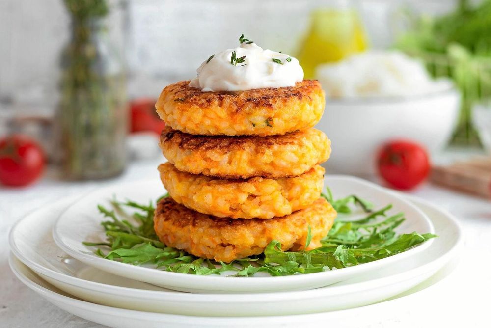 Fylliga och frasiga risfritters med en klick kall färskostsås till.