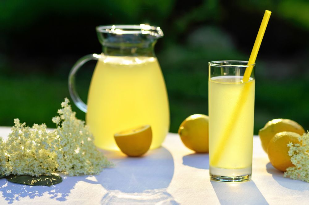 Morfars specialare består av flädersaft, bubbelvatten och citrus.
