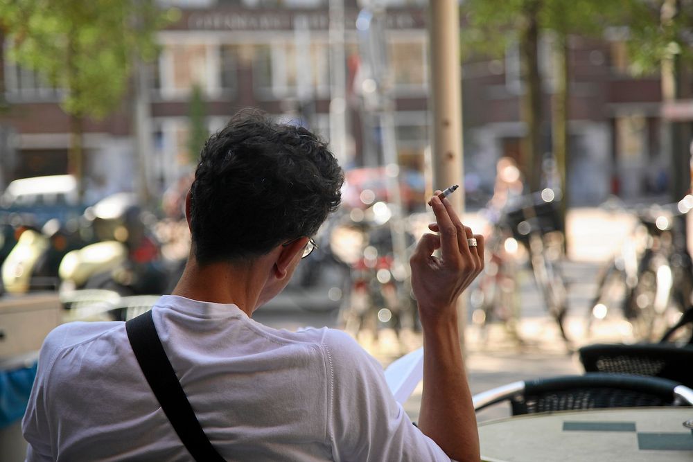 Dags att fimpa cigaretten. Den 1 juli är det slutrökt på bland annat uteserveringar och busshållplatser.