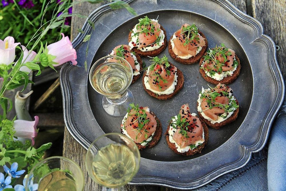 Gravlaxbakelser med rosépeppar