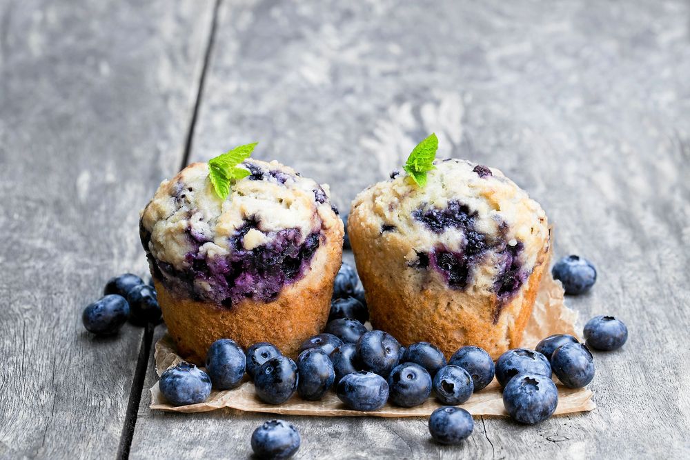 Blåbärsmuffins med en knaprig kaneltopping äts med fördel till ett glas mjölk.