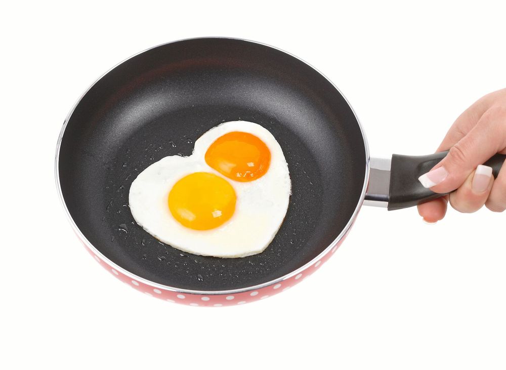 Repiga teflonpannor är värst men även din nya, fina kan läcka ämnen som är skadliga för dig.