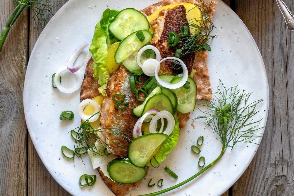 Strömmingsmacka med pressgurka, bästa lunchen.