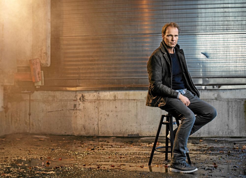 Jonas Bonnier har intervjuat fyra av de som dömts för det så kallade Helikopterrånet, och det är också titeln på hans roman.