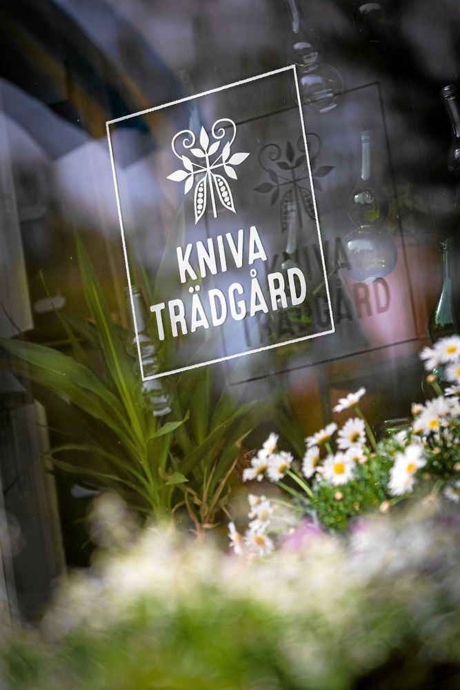 SMAKFULLT. Enkel men utsökt skylt på fönstret. Här ligger Kniva trädgård. Foto: Göran Thorén