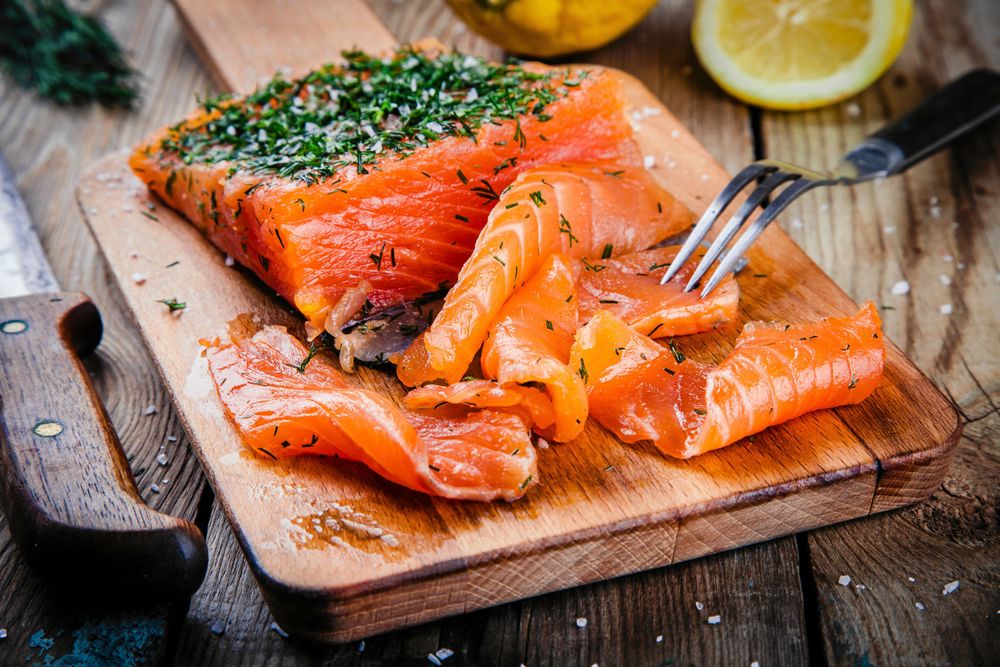 Gravad lax är en delikatess som kräver omsorg vad gäller tillagning och förvaring.