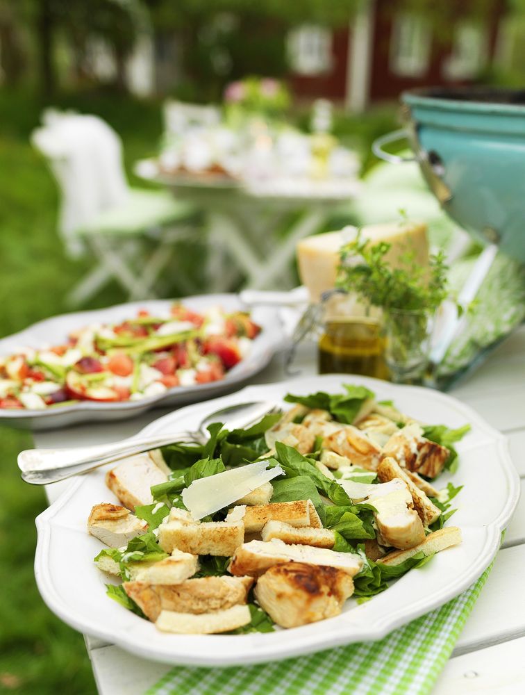 Citruskyckling i caesarsallad är perfekt bjudmat på grillfesten.