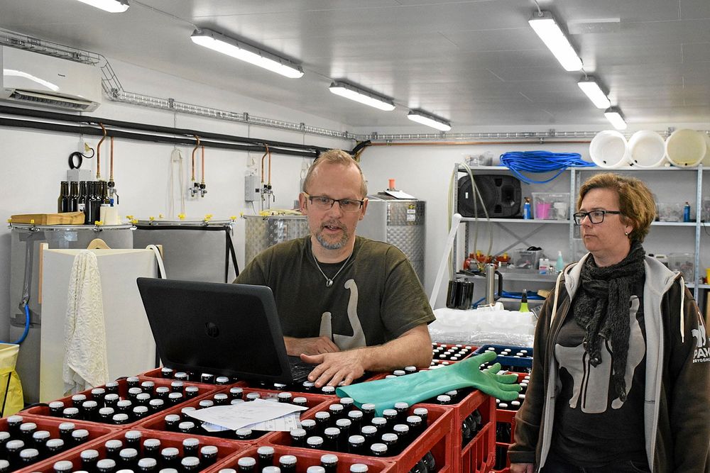 Varje steg i varje bryggning dokumenteras på datorn. Calle och Marika Sjöström har numera lite mer utrymme att vara på.