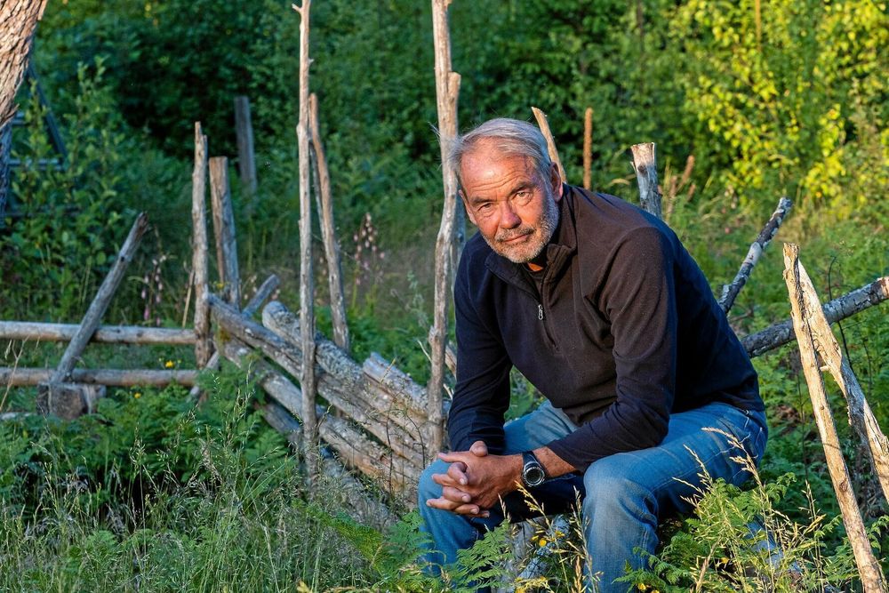 Mitt i Ydres trollskogar finns en glänta inhägnad av en gammal gärdesgård. Här skriver författaren och Landmedarbetaren Petter Karlsson sina historier om udda karaktärer från förr.