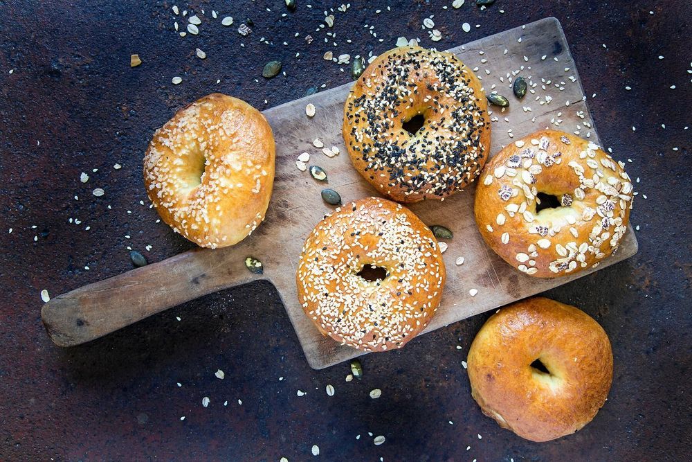 Toppa dina bagels med vallmofröer och sesamfröer, eller havregryn och havssalt.