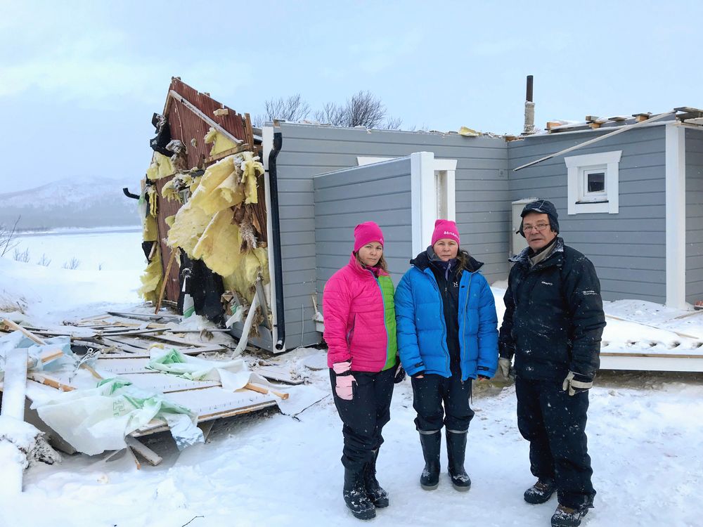 Inga Kuoljok, Linnea Kuoljok Palo och Apmut-Erik Kuoljok framför den stuga som Apmut-Erik Kuoljok och hans dotter Linnea Kuoljok Palo har tillsammans. Efter stormen är den nu helt förstörd.