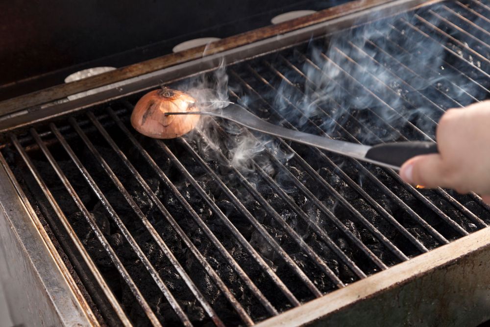 Grillgaller som görs rent.