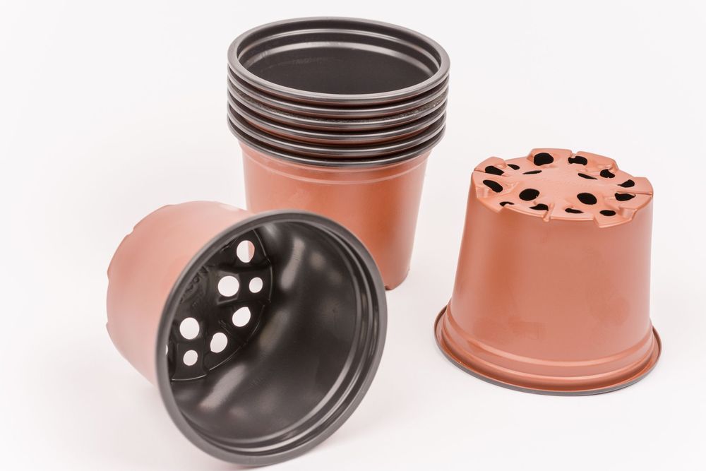 Blomkrukor av plast ska inte återvinnas.