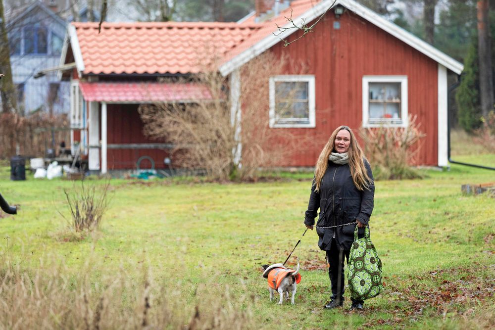 Hunden Myran och Christin vistas mycket i skog och mark, båda ekiperade i återbruk. Myrans reflexväst är till exempel en omsydd gratisväst för människor.