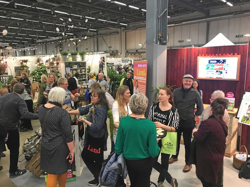 Mingel i Lands monter under trädgårdsmässan.