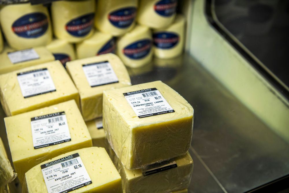Mejeriet i Boxholm har stängt men osten produceras fortsatt.
