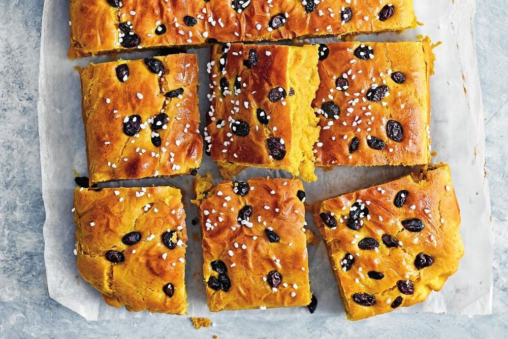 Saffransbullar bakade i långpanna med russin och pärlsocker, delat i bitar.