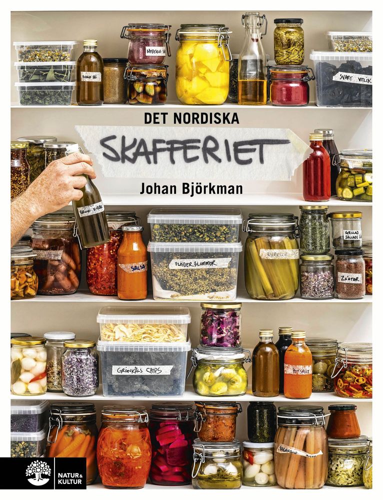 Receptet på grönkåls- och hasselnötsmüsli kommer från Johan Björkmans kokbok ”Det nordiska skafferiet”.