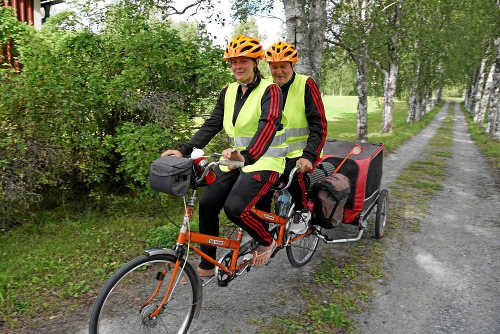 Blinda Kurt Folkesson cyklar mellan Östersund och Stockholm med hjälp av äventyraren Lina Hallebratt – på tandemcykel.
