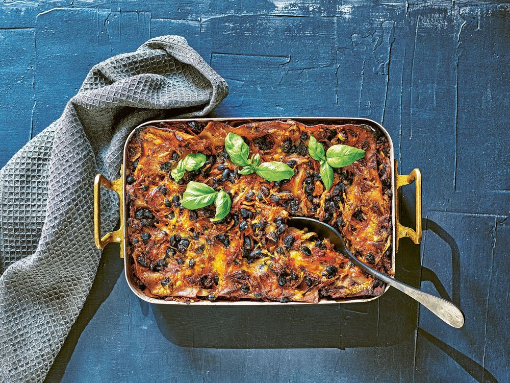 Rotfruktslasagne i ugnsform.
