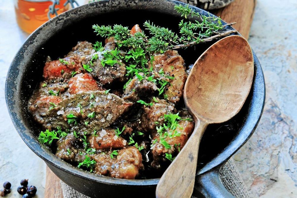 Grytan gör sig bra med potatismos och extra rönnbärsgelé.
