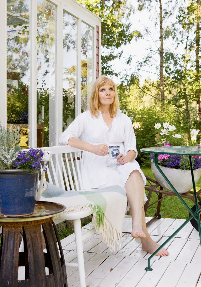 Gott om plats var viktigt när Annemarie och Gunnar byggde växthus. En trall utanför ger mera sittplatser.