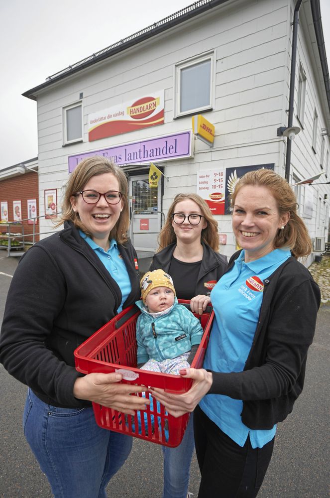 Eva Anderssons dotter Ellen i korgen och Lina Wejlemos dotter Natalie kanske kan bli nästa generations handlare i Killhult.