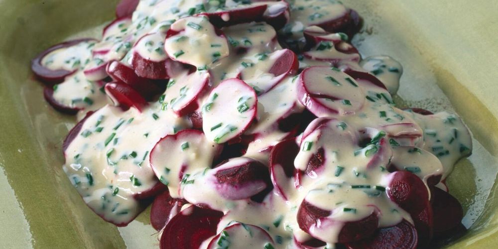 Rödbetor och yoghurt blir en färg- och smakklick på tallriken.