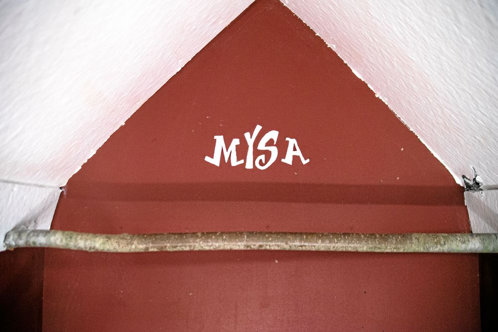 ”Sovrummet” har inretts till tänderna: till och med väggord finns.