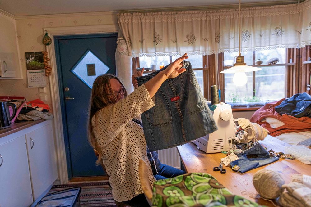 Ett par gamla jeansshorts sys om till en hållbar shoppingkasse. Biblioteket har bra böcker med idéer och mönster att rita av.