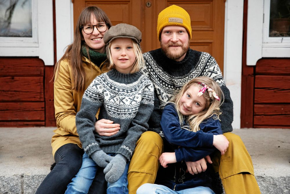 Karin Marnefeldt och Christofer Urby med barnen Gunnar och Greta.