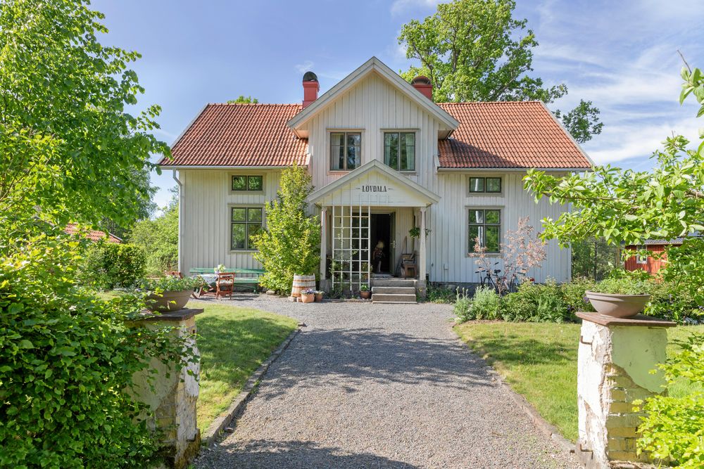 När Cajsa och Björn tog över hennes morföräldrars gamla gård Lövdala, ville de återskapa den ursprungliga stilen. Bland annat tog de bort den lejongula fasaden från 1985 och perspektivfönstren från 1969.