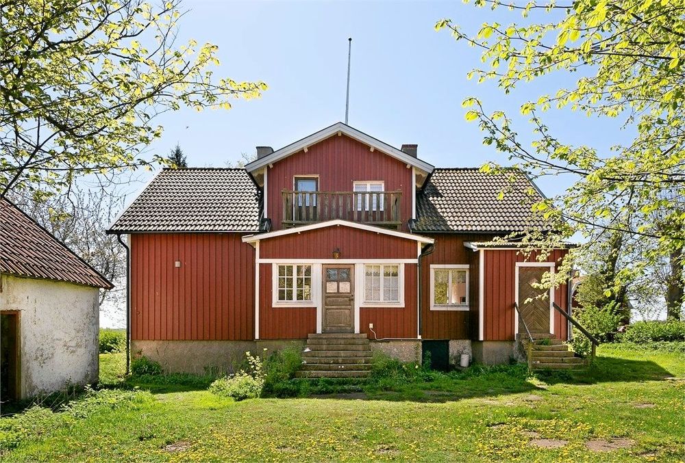 Huvudbyggnaden är ett idylliskt rött lanthus.