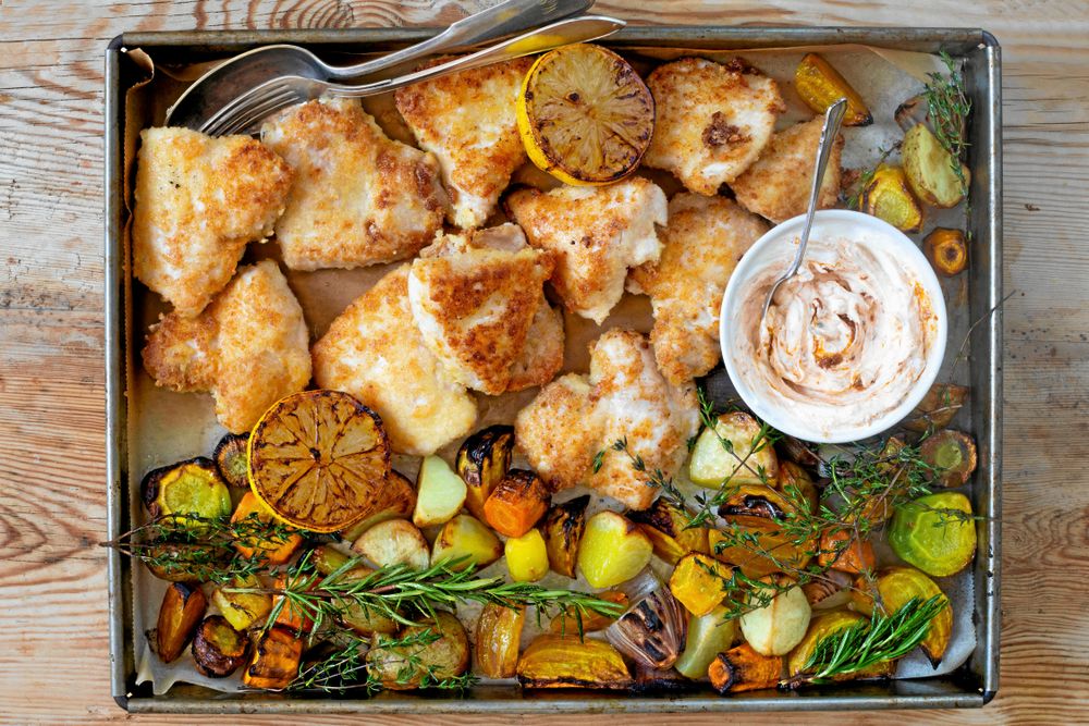 Ostpanerad kycklingfilé i ugnsform med potatis, morot och rosmarin.