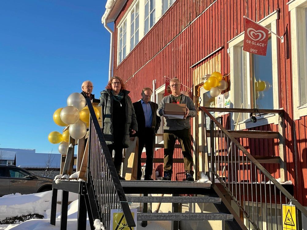 Liten delegation invigde butiken: vice kommunalrådet Leif Gramner, kommunalråden Ulrica Hammarström och Bengt Niska samt Urban Kalla.