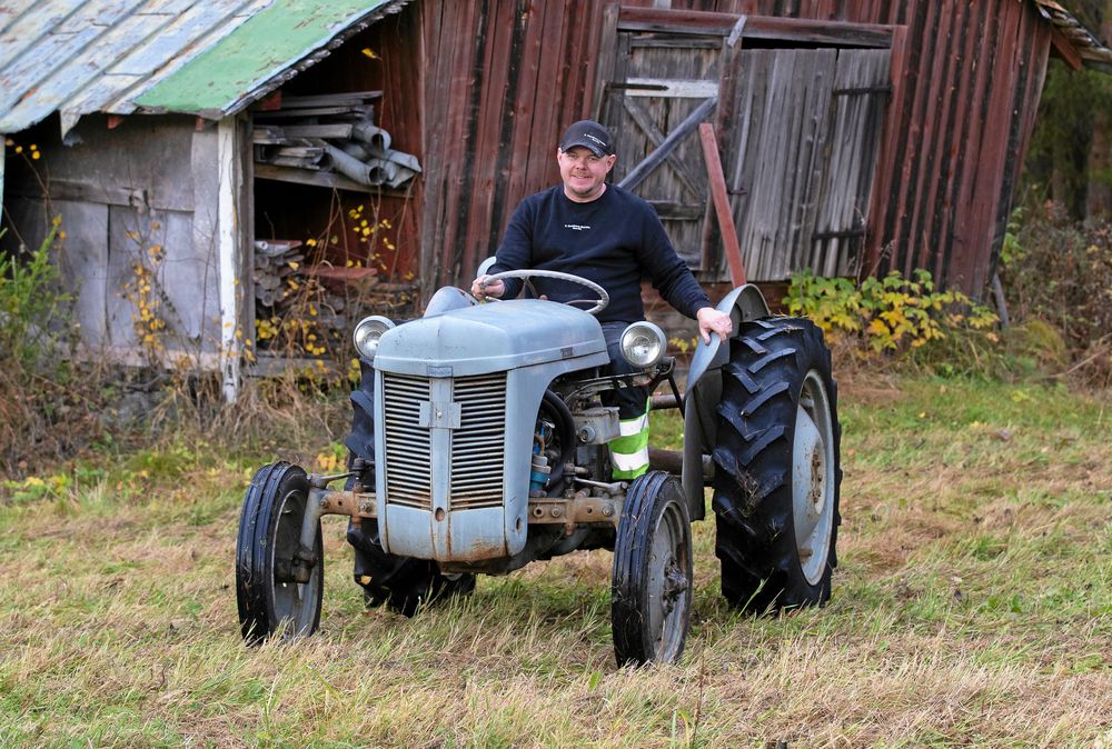 Erik Sandberg i Rosvik har en gammal Grålle som han startar upp och kör med då och då.